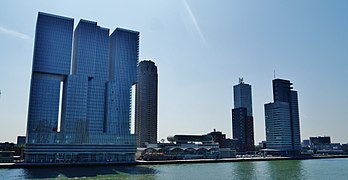 Quartier Kop van Zuid vu de la rive nord : tours De Rotterdam (gauche), tour New Orleans (à sa droite), port d'arrivée des croisières (centre), tour du World Port Center (droite).