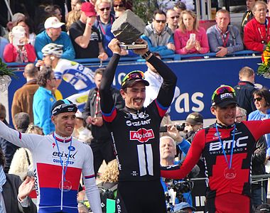 Podium de l'édition 2015 de Paris-Roubaix : Zdeněk Štybar (2e), John Degenkolb (1er) et Greg Van Avermaet (3e).