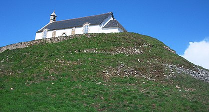 Le tumulus et la chapelle Saint-Michel.