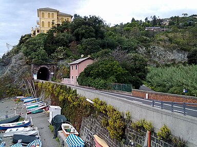 Küstenstrecke mit Fahrradtunnel am Mittelmeer in Levanto