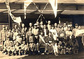 Fotografía de un alistamiento de la década de 1930. El Hinomaru es mostrado en la casa y es portado por varios niños.