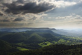 Albtrauf der Mittleren Schwäbischen Alb: Aussicht vom Roßbergturm (897 m) am Albtrauf entlang Richtung Südwesten