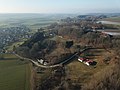 Blick auf Bergplateau und Burgstall; links Tussenhausen