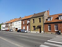 Le site de la fosse Saint-Hyacinthe en 2011, le puits est situé derrière une des maisons.