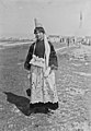 Bigoudène en costume traditionnel pour la Fête des Cormorans le 7 août 1921.