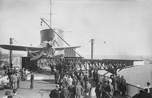 Das Flugzeug auf dem Katapult an Bord der Bremen.