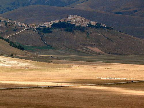 Italiano: Castelluccio e strada provinciale SP477/2 (Settembre 2006)