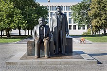 Denkmal für Karl Marx und Friedrich Engels auf dem Karl-Marx-Forum (wiederhergestellter Zustand 2022)