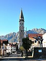 Il campanile di Tambre; sulla destra un modello aereo della Pattuglia Acrobatica Nazionale