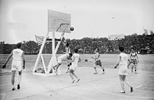Dos equipos disputan un partido de baloncesto