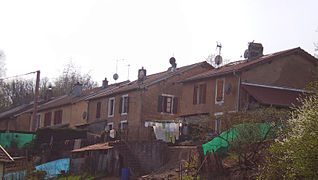 Rangées de quatre maisons vues en contre plongée.