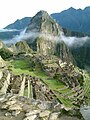 Machu Picchu'daki İnka harabelerinde gün batımı. Arka planda Huayna Picchu görülüyor.