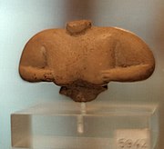 Ženski trup z rokami na prsih, mala terakota, kultura Sesklo, neolitik, 6.–5. tisočletje pr. n. št.