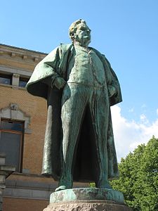 Statue av Bjørnstjerne Bjørnson framfor Nationaltheatret i Oslo