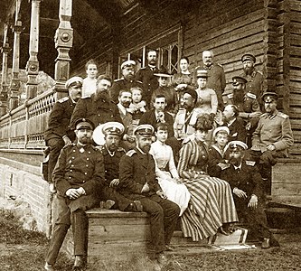 Императорская чета в кругу приближённых (лето 1889)