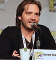 Aaron Stanford interpreta Seymour Birkhoff.