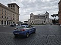 Un'Alfa Romeo Giulietta davanti all'Altare della Patria. Notare la pantera stilizzata sul portellone posteriore.