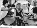 Konfeksjonsarbeidere i østtysk moteindustri vurderer en mønstret snekkerbukse designet som ungdomsmote for sommeren 1975 Foto: Deutsches Bundesarchiv