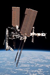 Satu pandangan pada ISS yang menunjukkan Bolak-Balik Angkasa berlabuh ke hujung hadapan, ATV ke hujung belakang dan kapal angkasa Soyuz & Progress dari segmen Rusia.