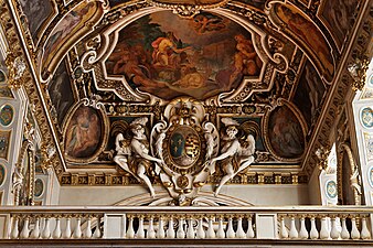 Ornament over the chapel gallery with the coats of arms of France and of the Medici Family