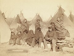 Indios lakota supervivientes de la masacre.