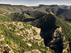 Le château de Termes au printemps 2014. Vue plongeante sur les gorges du Termenet.jpg