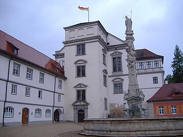 Innenhofeingang zum Schloss. Daneben der Marienbrunnen.