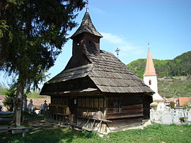 A fatemplom, háta mögött a kőtemplommal