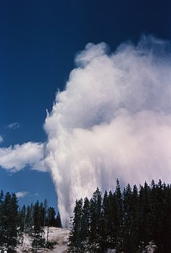 Steamboat Geyser en éruption dans les années 1960.