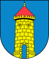 Gemauerter goldener Rundturm mit rotem Spitzdach und offenem Tor im Wappen von Dohna
