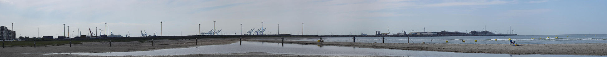 Panoramisch uitzicht op de oostelijke dam van de haven van Zeebrugge, gezien vanaf het strand van Heist (2007).