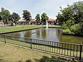 Het Transvaalplein met de vijver, centraal gelegen in het tuindorp.