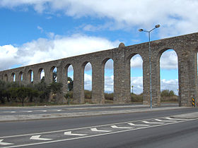 Acueducto de Água de Prata desde la carretera de circunvalación de Évora.