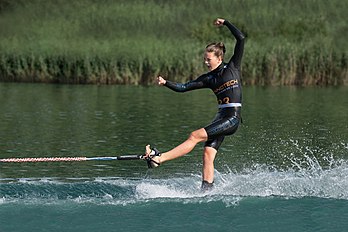 Concurrente corde au pied lors d'une épreuve de ski nautique. (définition réelle 5 568 × 3 712)