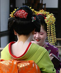 Deux apprenties geisha, appelées maiko, arborant le kimono, la coiffure et le maquillage traditionnels. (définition réelle 872 × 1 052)