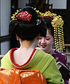 Hai Geisha đang trò chuyện gần Kinkaku-ji (Kim các tự), Kyōto