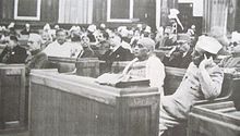Hari pertama (9 Desember 1946) Majelis Konstituen. Dari kanan: B. G. Kher dan Sardar Vallabhai Patel; K. M. Munshi duduk di belakang Patel.