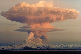 Columna eruptiva del volcán Redoubt, visto desde la península de Kenai (21 de abril de 1990)