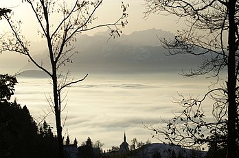 L’Oberfallenberg et les monts suisses dominant le village de Dornbirn, dans le Land du Vorarlberg (Autriche). (définition réelle 3 008 × 2 000)