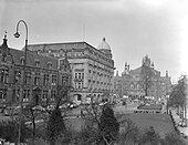 Het Kleine-Gartmanplantsoen gezien van zuidoost naar noordwest met links De Balie en het Hirschgebouw; 1959.