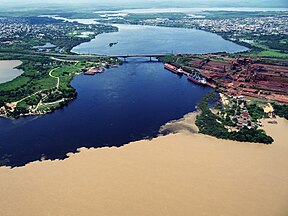 Karoni (mėlyni vandenys) ir Orinoko (drumsti vandenys) santaka Siudad Guajanoje