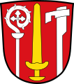 Gemeinde Heretsried In Rot ein senkrecht gestelltes, goldenes Schwert, beseitet rechts von einem einwärts gewendeten silbernen Äbtissinnenstab, links von einer einwärts gekehrten silbernen Reuthaue.