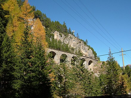 Viaduct after Rugnux spiral tunnel Viadukt nach dem Rugnux-Spiraltunnel