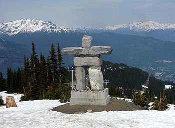 Inukshuk qui servit de modèle pour le logo des XXIe Jeux olympiques d'hiver, situé au sommet de la station de ski Whistler Blackcomb en Colombie-Britannique.