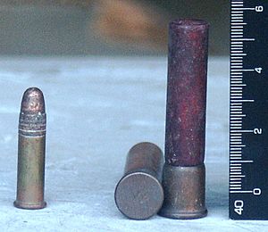 Um cartucho 9 mm Flobert shot com um .22 long rifle para comparação