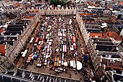 Place des Héros počas trhu