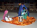 Weihnachtskrippe mit Egli-Figuren und dem Licht aus Betlehem im Jahr 2011 in der Heilig-Kreuz-Kirche des Heilig-Kreuz - Zentrums für christliche Meditation und Spiritualität des Bistums Limburg in Frankfurt-Bornheim