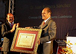 Juan Romera Sánchez recibiendo el Título de Cronista Oficial.JPG