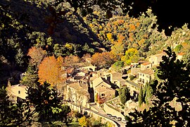 La forêt entoure le village de Termes (Aude).jpg