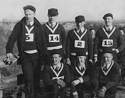 Hans Beck (nro 14) Lake Placidin olympialaisissa muiden norjalaishyppääjien kanssa.